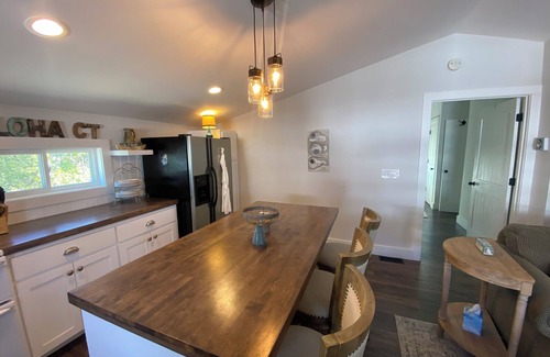 Gilbert Cottage | Charming 1-BR cottage in Gilbert with AC, lake front/dock access, fitness room