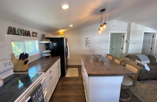 Gilbert Cottage | Charming 1-BR cottage in Gilbert with AC, lake front/dock access, fitness room