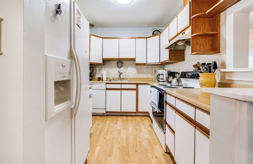 Historic District House | Charming 1900s Lewes Retreat – Walk to Shops, Dining & Beach!