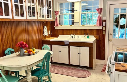 Steele Creek House | Charming 1930's English cottage with historic ambiance on three private acres