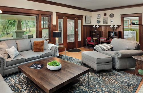 Newberg House | Charming 19th century craftsman designed for mid-sized groups.