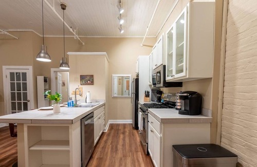 Albany Apartment | Charming 1BR Albany retreat w/parking & full kitchen, near MVP Arena, Washington Park & dining