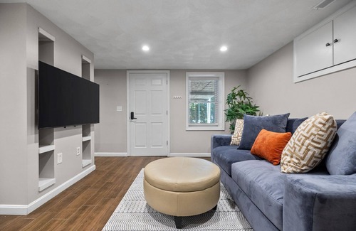 Reading Apartment | Charming 1BR apt -close to public transit -has parking -30min drive to BOS/Salem