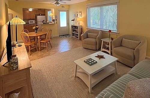 Juno Beach House | Charming 2/1 Tropical Getaway - Walk to Beach