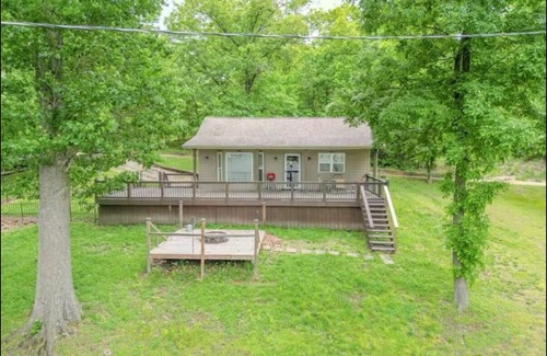 Versailles House | Charming 2-bd house with lake views &ride right to both loop 2 and loto sxs park