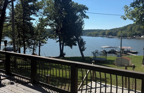 Versailles House | Charming 2-bd house with lake views &ride right to both loop 2 and loto sxs park