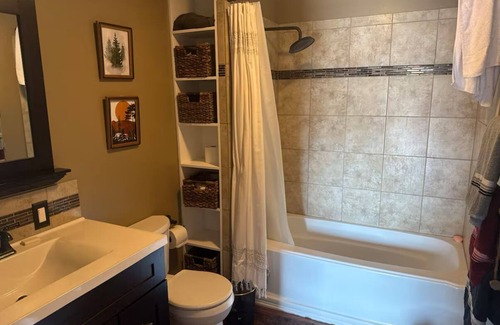 Versailles House | Charming 2-bd house with lake views &ride right to both loop 2 and loto sxs park