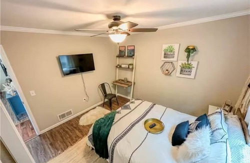 Versailles House | Charming 2-bd house with lake views &ride right to both loop 2 and loto sxs park