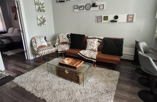 Communipaw Apartment | Charming 2-bed Apt.Short Walk to Liberty State Park and Train! 20 Min to NYC