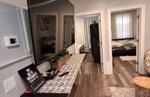 Communipaw Apartment | Charming 2-bed Apt.Short Walk to Liberty State Park and Train! 20 Min to NYC