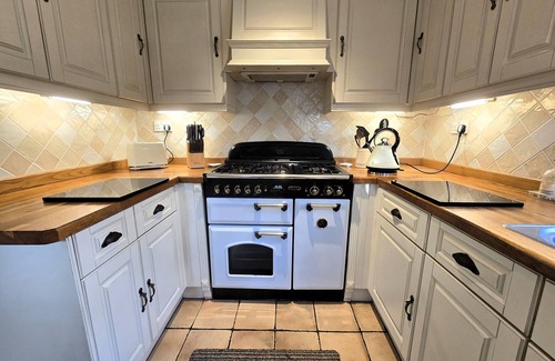 Shepley Cottage | Charming 2 Bed Cottage, Enclosed Garden & Courtyard Nr Holmfirth, Holme Valley