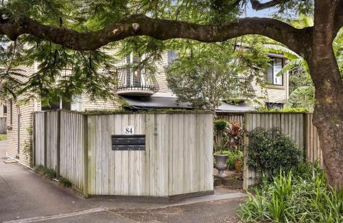 Ascot Apartment | Charming 2 Bed Terrace in Prestigious Ascot
