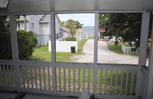 Crystal Coast House | Charming 2-bedroom house in lovely Atlantic Beach with AC