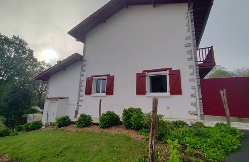 Larressore Apartment | Charming 2-Bedroom Apartment in Larressore with Terrace, Fully Equipped Kitchen, and WiFi