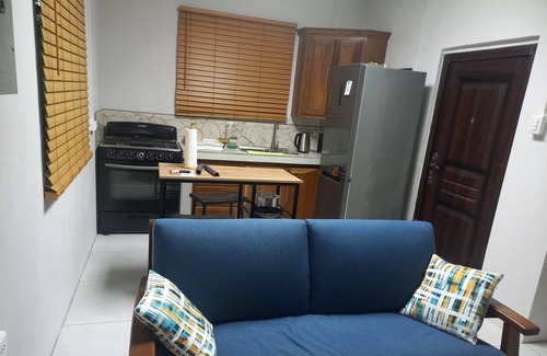 Montrose Apartment | Charming 2-bedroom apartment in fabulous Montrose with WiFi, AC