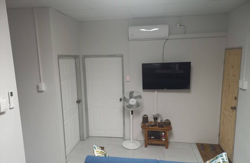 Montrose Apartment | Charming 2-bedroom apartment in fabulous Montrose with WiFi, AC