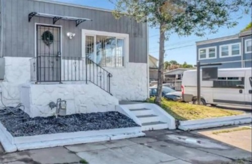 Oakland Apartment | Charming 2-bedroom apartment with WiFi, AC in nice Oakland