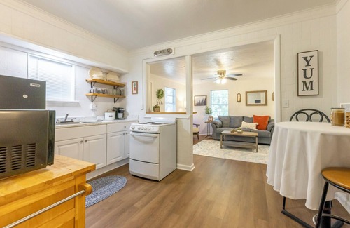 Benton Apartment | Charming 2-bedroom apartment with AC, WiFi in Benton