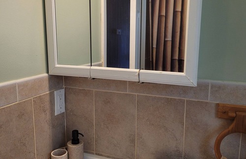 Weequahic Apartment | Charming 2-bedroom apt less than 10 minutes away from EWR and 25 mins from NYC