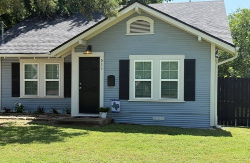 Gatesville House | Charming 2-bedroom bungalow in downtown Gatesville with AC, WiFi