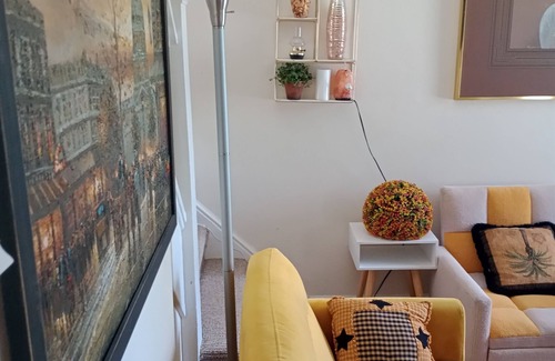 Clairton House | Charming 2-bedroom building with fitness room and AC in Clairton