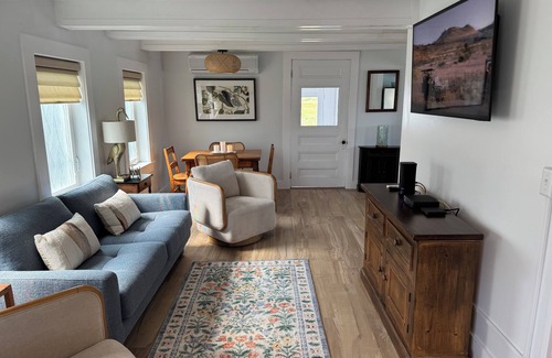 Kennebunk Cottage | Charming 2-bedroom cottage in Kennebunk with AC and deck.