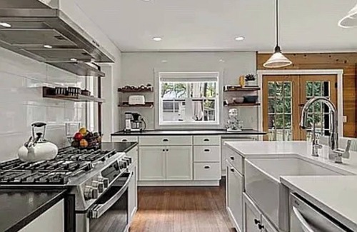 Excelsior Cottage | Charming 2-bedroom cottage with AC and WiFi in Shorewood