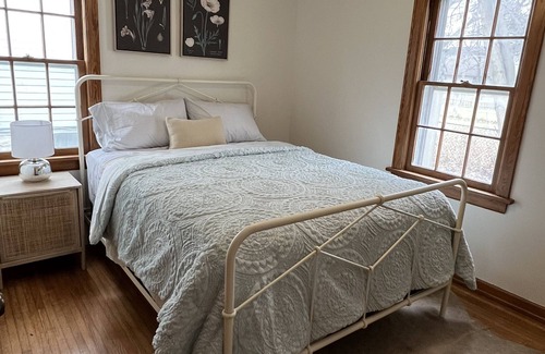 Findlay Cottage | Charming 2 bedroom cottage close to downtown