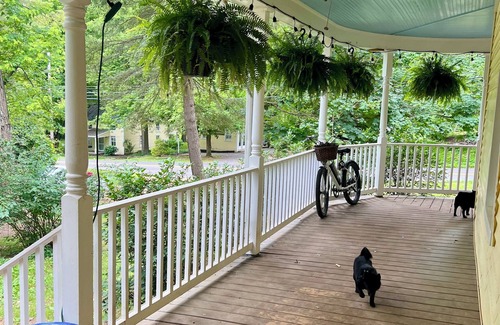 Boyce Cottage | Charming 2-bedroom cottage with WiFi, AC in delightful Boyce