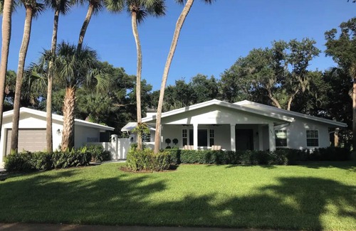 Central Beach House | Charming 2-bedroom house with AC, WiFi in peaceful Vero Beach
