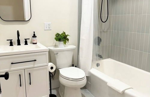 Lakewood House | Charming 2-bedroom house in Lakewood with WiFi access