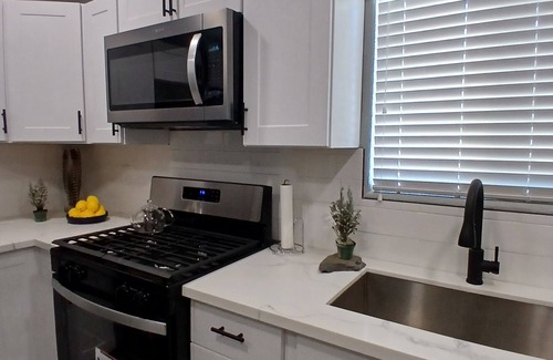 Atwater House | Charming 2-bedroom house with WiFi, AC in lovely Atwater