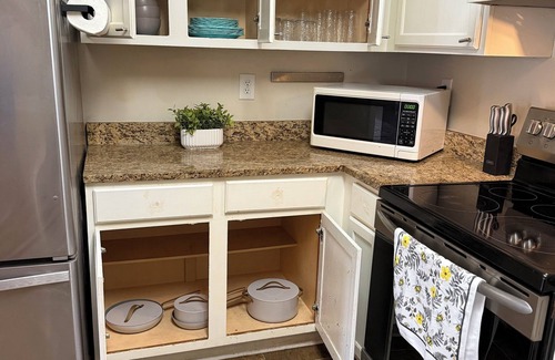 Flowood House | Charming 2-bedroom house in Flowood, Pet Friendly w/Fenced Backyard and Sunroom