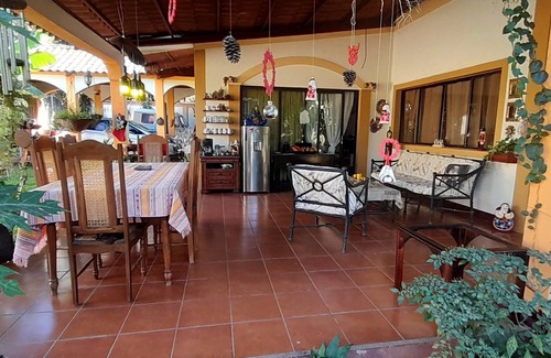Leon House | Charming 2-bedroom house in León with WiFi access
