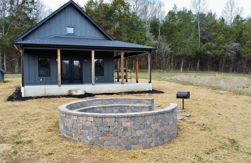 Dickel Cabin | Charming 2-bedroom lakefront cabin in marvelous Wartrace with WiFi, Kayaks
