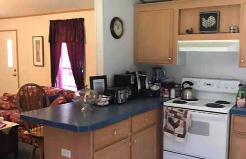Lake City House | Charming 2-bedroom mobile home in Fort White with Wi-Fi, AC. Pet friendly!