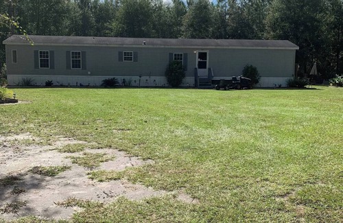 Lake City House | Charming 2-bedroom mobile home in Fort White with Wi-Fi, AC. Pet friendly!