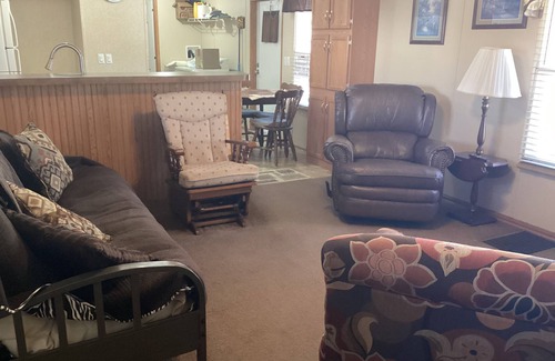 Eddyville House | Charming 2-bedroom mobile home with WiFi, AC in peaceful Eddyville KY.