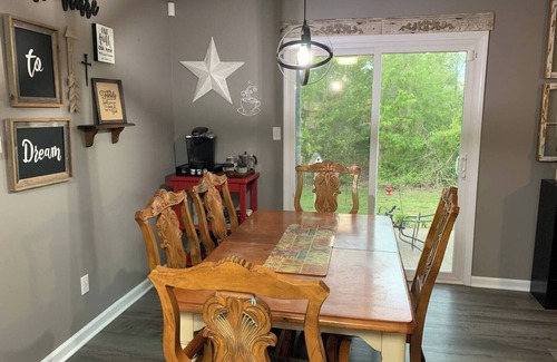 Radcliff House | Charming 2-bedroom townhome with High Speed wifi and smart TV’s in Radcliff