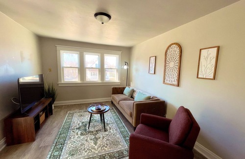 Green Bay House | Charming 2-bedroom Upper Duplex in lovely Green Bay