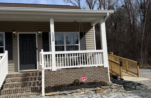 White Oak House | Charming 2-bedroom house in pleasant Great Falls with WiFi, AC