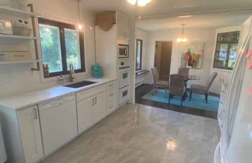 Utica House | Charming 2-bedroom house in New Hartford with parking