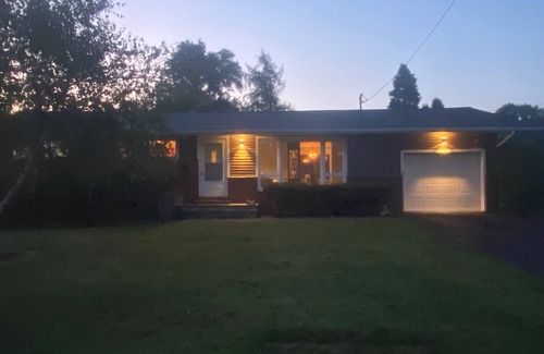 Utica House | Charming 2-bedroom house in New Hartford with parking