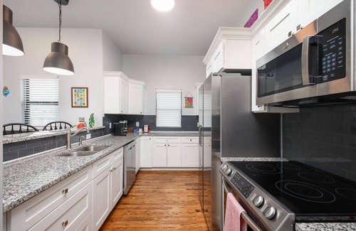 Near East Side House | Charming 2-bedroom house in brilliant San Antonio with WiFi, AC