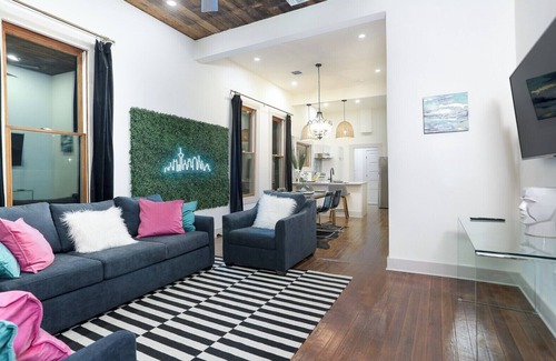 Historic Garderns House | Charming 2-bedroom house with WiFi, AC in beautiful Downtown San Antonio
