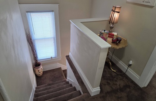 Springfield House | Charming 2-bedroom duplex in brilliant Springfield with AC