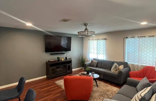 College Town House | Charming 2-bedroom townhome with WiFi and AC in Tallahassee. Walk to Stadium FSU