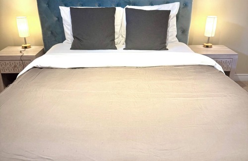 Niagara-on-the-Lake Bed & Breakfast | Charming 2 bedroom bed & breakfast in fabulous Niagara-on-the-Lake with pool