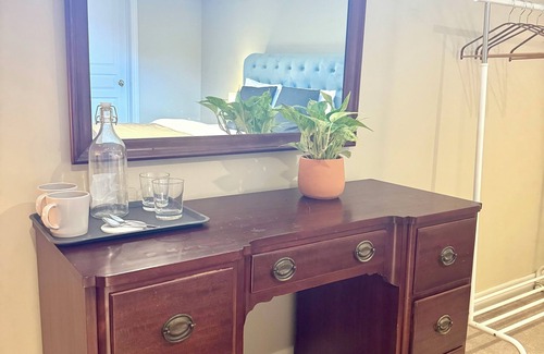Niagara-on-the-Lake Bed & Breakfast | Charming 2 bedroom bed & breakfast in fabulous Niagara-on-the-Lake with pool