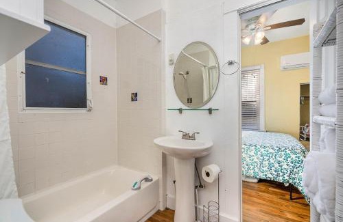 Melbourne Apartment | Charming 2Bd 1Bth Cottage near River - Melwood